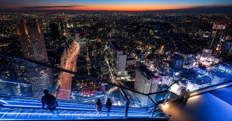 SHIBUYA SKY夕景または夜景と街歩きツアー